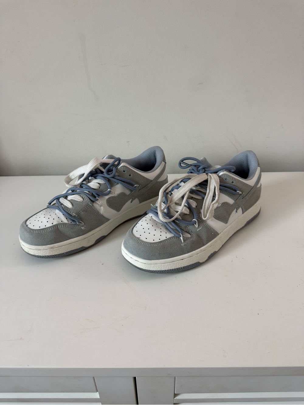 Women or girls Sneakers in Light Gray, light navy blue and White size 8 - Picture 3 of 6